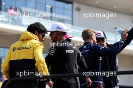 (L to R): Carlos Sainz Jr (ESP) Renault Sport F1 Team with Lewis Hamilton (GBR) Mercedes AMG F1 on the drivers parade. 22.10.2017. Formula 1 World Championship, Rd 17, United States Grand Prix, Austin, Texas, USA, Race Day.