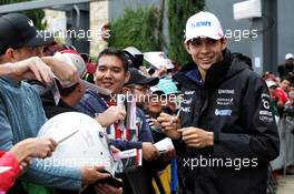 Esteban Ocon (FRA) Sahara Force India F1 Team signs autographs for the fans. 22.10.2017. Formula 1 World Championship, Rd 17, United States Grand Prix, Austin, Texas, USA, Race Day.