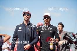 (L to R): Daniel Ricciardo (AUS) Red Bull Racing and Lewis Hamilton (GBR) Mercedes AMG F1 on the drivers parade. 22.10.2017. Formula 1 World Championship, Rd 17, United States Grand Prix, Austin, Texas, USA, Race Day.