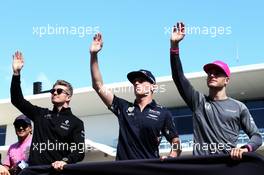 (L to R): Nico Hulkenberg (GER) Renault Sport F1 Team with Max Verstappen (NLD) Red Bull Racing and Stoffel Vandoorne (BEL) McLaren on the drivers parade. 22.10.2017. Formula 1 World Championship, Rd 17, United States Grand Prix, Austin, Texas, USA, Race Day.