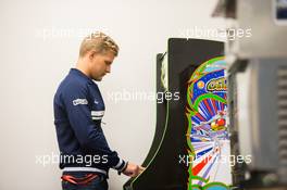 Marcus Ericsson (SWE) Sauber F1 Team plays an arcade machine. 19.10.2017. Formula 1 World Championship, Rd 17, United States Grand Prix, Austin, Texas, USA, Preparation Day.