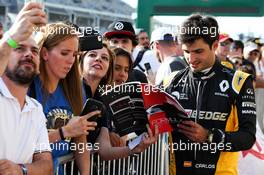 Carlos Sainz Jr (ESP) Renault Sport F1 Team signs autographs for the fans. 19.10.2017. Formula 1 World Championship, Rd 17, United States Grand Prix, Austin, Texas, USA, Preparation Day.