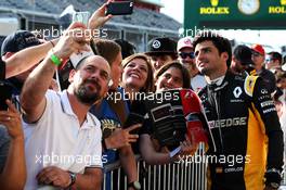 Carlos Sainz Jr (ESP) Renault Sport F1 Team with fans. 19.10.2017. Formula 1 World Championship, Rd 17, United States Grand Prix, Austin, Texas, USA, Preparation Day.