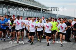 The Renault Sport F1 Team and other members of the paddock run the track in support of Drive for The Cure. 19.10.2017. Formula 1 World Championship, Rd 17, United States Grand Prix, Austin, Texas, USA, Preparation Day.
