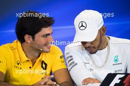 (L to R): Carlos Sainz Jr (ESP) Renault Sport F1 Team with Lewis Hamilton (GBR) Mercedes AMG F1 in the FIA Press Conference. 19.10.2017. Formula 1 World Championship, Rd 17, United States Grand Prix, Austin, Texas, USA, Preparation Day.