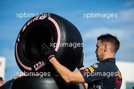 Red Bull Racing mechanic with Pirelli tyre. 19.10.2017. Formula 1 World Championship, Rd 17, United States Grand Prix, Austin, Texas, USA, Preparation Day.