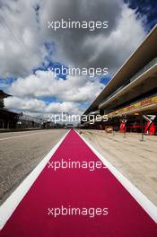 The pitlane painted pink. 19.10.2017. Formula 1 World Championship, Rd 17, United States Grand Prix, Austin, Texas, USA, Preparation Day.