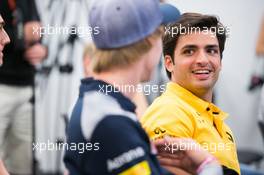 Carlos Sainz Jr (ESP) Renault Sport F1 Team and Brendon Hartley (NZL) Scuderia Toro Rosso. 19.10.2017. Formula 1 World Championship, Rd 17, United States Grand Prix, Austin, Texas, USA, Preparation Day.