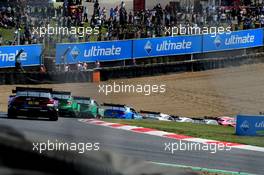 Fahrerfeld von hinten beim DTM-Lauf auf dem Brands Hatch Circuit. Copyright Thomas Pakusch