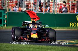 Daniel Ricciardo (AUS) Red Bull Racing RB14 passes a red flag in the second practice session. 23.03.2018. Formula 1 World Championship, Rd 1, Australian Grand Prix, Albert Park, Melbourne, Australia, Practice Day.