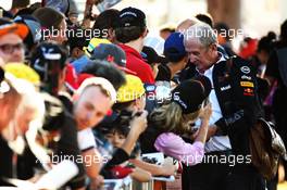 Dr Helmut Marko (AUT) Red Bull Motorsport Consultant signs autographs for the fans. 23.03.2018. Formula 1 World Championship, Rd 1, Australian Grand Prix, Albert Park, Melbourne, Australia, Practice Day.