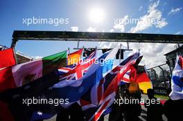 Grid kids and flags. 25.03.2018. Formula 1 World Championship, Rd 1, Australian Grand Prix, Albert Park, Melbourne, Australia, Race Day.