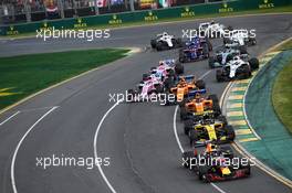 Daniel Ricciardo (AUS) Red Bull Racing RB14 at the start of the race. 25.03.2018. Formula 1 World Championship, Rd 1, Australian Grand Prix, Albert Park, Melbourne, Australia, Race Day.