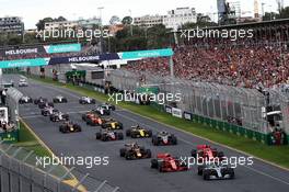 Lewis Hamilton (GBR) Mercedes AMG F1 W09 leads at the start of the race. 25.03.2018. Formula 1 World Championship, Rd 1, Australian Grand Prix, Albert Park, Melbourne, Australia, Race Day.