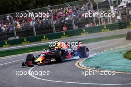 Max Verstappen (NLD) Red Bull Racing RB14 spins. 25.03.2018. Formula 1 World Championship, Rd 1, Australian Grand Prix, Albert Park, Melbourne, Australia, Race Day.