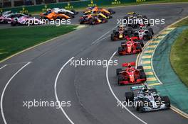 Lewis Hamilton (GBR) Mercedes AMG F1 W09 leads at the start of the race. 25.03.2018. Formula 1 World Championship, Rd 1, Australian Grand Prix, Albert Park, Melbourne, Australia, Race Day.