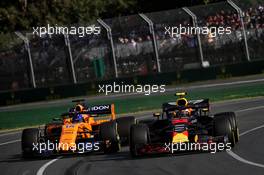 Max Verstappen (NLD) Red Bull Racing RB14 and Fernando Alonso (ESP) McLaren MCL33 battle for position. 25.03.2018. Formula 1 World Championship, Rd 1, Australian Grand Prix, Albert Park, Melbourne, Australia, Race Day.
