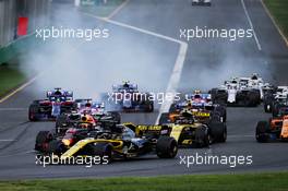 Nico Hulkenberg (GER) Renault Sport F1 Team RS18 at the start of the race. 25.03.2018. Formula 1 World Championship, Rd 1, Australian Grand Prix, Albert Park, Melbourne, Australia, Race Day.