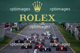 Lewis Hamilton (GBR) Mercedes AMG F1 W09 leads at the start of the race. 25.03.2018. Formula 1 World Championship, Rd 1, Australian Grand Prix, Albert Park, Melbourne, Australia, Race Day.