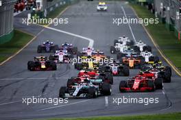 Lewis Hamilton (GBR) Mercedes AMG F1 W09 leads at the start of the race. 25.03.2018. Formula 1 World Championship, Rd 1, Australian Grand Prix, Albert Park, Melbourne, Australia, Race Day.