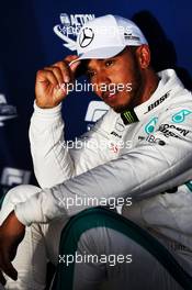 Lewis Hamilton (GBR) Mercedes AMG F1 in qualifying parc ferme. 24.03.2018. Formula 1 World Championship, Rd 1, Australian Grand Prix, Albert Park, Melbourne, Australia, Qualifying Day.