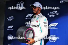 Lewis Hamilton (GBR) Mercedes AMG F1 celebrates his pole position in qualifying parc ferme. 24.03.2018. Formula 1 World Championship, Rd 1, Australian Grand Prix, Albert Park, Melbourne, Australia, Qualifying Day.