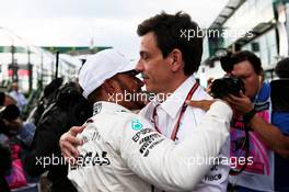 Lewis Hamilton (GBR) Mercedes AMG F1 celebrates his pole position with Toto Wolff (GER) Mercedes AMG F1 Shareholder and Executive Director. 24.03.2018. Formula 1 World Championship, Rd 1, Australian Grand Prix, Albert Park, Melbourne, Australia, Qualifying Day.
