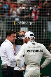 (L to R): Will Buxton (GBR) F1 Digital Presenter with pole sitter Lewis Hamilton (GBR) Mercedes AMG F1 in qualifying parc ferme. 24.03.2018. Formula 1 World Championship, Rd 1, Australian Grand Prix, Albert Park, Melbourne, Australia, Qualifying Day.
