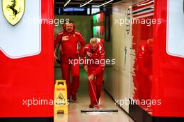 Ferrari pit garage atmosphere. 24.03.2018. Formula 1 World Championship, Rd 1, Australian Grand Prix, Albert Park, Melbourne, Australia, Qualifying Day.