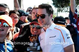 Stoffel Vandoorne (BEL) McLaren with fans. 22.03.2018. Formula 1 World Championship, Rd 1, Australian Grand Prix, Albert Park, Melbourne, Australia, Preparation Day.