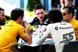 Carlos Sainz Jr (ESP) Renault Sport F1 Team with the team. 22.03.2018. Formula 1 World Championship, Rd 1, Australian Grand Prix, Albert Park, Melbourne, Australia, Preparation Day.