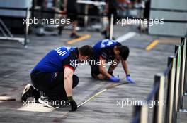 Scuderia Toro Rosso mechanics prepare in the pits. 21.03.2018. Formula 1 World Championship, Rd 1, Australian Grand Prix, Albert Park, Melbourne, Australia, Preparation Day.