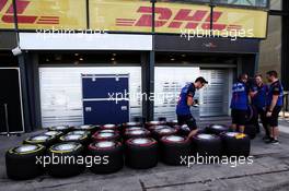 Scuderia Toro Rosso mechanics with Pirelli tyres. 21.03.2018. Formula 1 World Championship, Rd 1, Australian Grand Prix, Albert Park, Melbourne, Australia, Preparation Day.