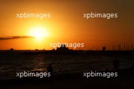 The sun sets over the beach. 21.03.2018. Formula 1 World Championship, Rd 1, Australian Grand Prix, Albert Park, Melbourne, Australia, Preparation Day.