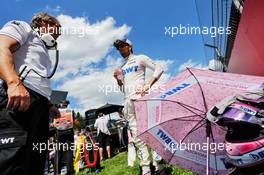 Sergio Perez (MEX) Sahara Force India F1 with Xavi Martos (ESP) Sahara Force India F1 Team Physio on the grid. 01.07.2018. Formula 1 World Championship, Rd 9, Austrian Grand Prix, Spielberg, Austria, Race Day.
