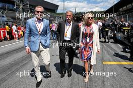 (L to R): Sean Bratches (USA) Formula 1 Managing Director, Commercial Operations with Chase Carey (USA) Formula One Group Chairman and his wife Wendy Carey, on the grid. 01.07.2018. Formula 1 World Championship, Rd 9, Austrian Grand Prix, Spielberg, Austria, Race Day.