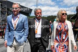 (L to R): Sean Bratches (USA) Formula 1 Managing Director, Commercial Operations with Chase Carey (USA) Formula One Group Chairman and his wife Wendy Carey, on the grid. 01.07.2018. Formula 1 World Championship, Rd 9, Austrian Grand Prix, Spielberg, Austria, Race Day.