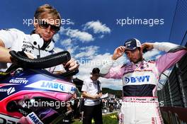 Sergio Perez (MEX) Sahara Force India F1 with Xavi Martos (ESP) Sahara Force India F1 Team Physio on the grid. 01.07.2018. Formula 1 World Championship, Rd 9, Austrian Grand Prix, Spielberg, Austria, Race Day.