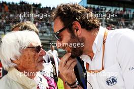 (L to R): Bernie Ecclestone (GBR) with Matteo Bonciani (ITA) FIA Media Delegate on the grid. 01.07.2018. Formula 1 World Championship, Rd 9, Austrian Grand Prix, Spielberg, Austria, Race Day.