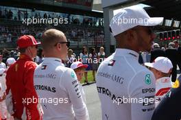 Kimi Raikkonen (FIN) Ferrari SF71H with Valtteri Bottas (FIN) Mercedes AMG F1 and Lewis Hamilton (GBR) Mercedes AMG F1 W09. 01.07.2018. Formula 1 World Championship, Rd 9, Austrian Grand Prix, Spielberg, Austria, Race Day.