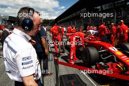 Paddy Lowe (GBR) Williams Chief Technical Officer looks at Kimi Raikkonen (FIN) Ferrari SF71H on the grid. 01.07.2018. Formula 1 World Championship, Rd 9, Austrian Grand Prix, Spielberg, Austria, Race Day.