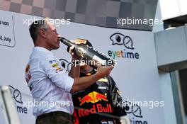 Jonathan Wheatley (GBR) Red Bull Racing Team Manager celebrates on the podium with race winner Max Verstappen (NLD) Red Bull Racing. 01.07.2018. Formula 1 World Championship, Rd 9, Austrian Grand Prix, Spielberg, Austria, Race Day.