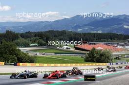 Lewis Hamilton (GBR) Mercedes AMG F1 W09 leads at the start of the race. 01.07.2018. Formula 1 World Championship, Rd 9, Austrian Grand Prix, Spielberg, Austria, Race Day.