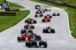 Lewis Hamilton (GBR) Mercedes AMG F1 W09 leads at the start of the race. 01.07.2018. Formula 1 World Championship, Rd 9, Austrian Grand Prix, Spielberg, Austria, Race Day.