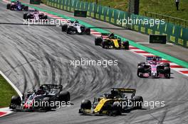 Kevin Magnussen (DEN) Haas VF-18 and Nico Hulkenberg (GER) Renault Sport F1 Team RS18 battle for position. 01.07.2018. Formula 1 World Championship, Rd 9, Austrian Grand Prix, Spielberg, Austria, Race Day.