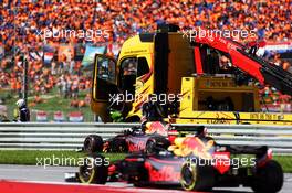 Max Verstappen (NLD) Red Bull Racing RB14 passes team mate Daniel Ricciardo (AUS) Red Bull Racing RB14, who retired from the race. 01.07.2018. Formula 1 World Championship, Rd 9, Austrian Grand Prix, Spielberg, Austria, Race Day.