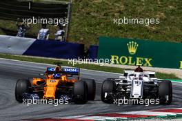 Fernando Alonso (ESP) McLaren MCL33 and Charles Leclerc (MON) Sauber F1 Team C37 battle for position. 01.07.2018. Formula 1 World Championship, Rd 9, Austrian Grand Prix, Spielberg, Austria, Race Day.