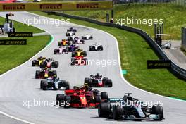 Lewis Hamilton (GBR) Mercedes AMG F1 W09 leads at the start of the race. 01.07.2018. Formula 1 World Championship, Rd 9, Austrian Grand Prix, Spielberg, Austria, Race Day.