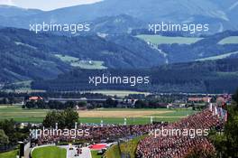 Lewis Hamilton (GBR) Mercedes AMG F1 W09 leads at the start of the race. 01.07.2018. Formula 1 World Championship, Rd 9, Austrian Grand Prix, Spielberg, Austria, Race Day.