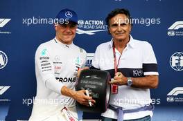 (L to R): Valtteri Bottas (FIN) Mercedes AMG F1 receives his Pirelli Pole Position award from Nelson Piquet (BRA). 30.06.2018. Formula 1 World Championship, Rd 9, Austrian Grand Prix, Spielberg, Austria, Qualifying Day.